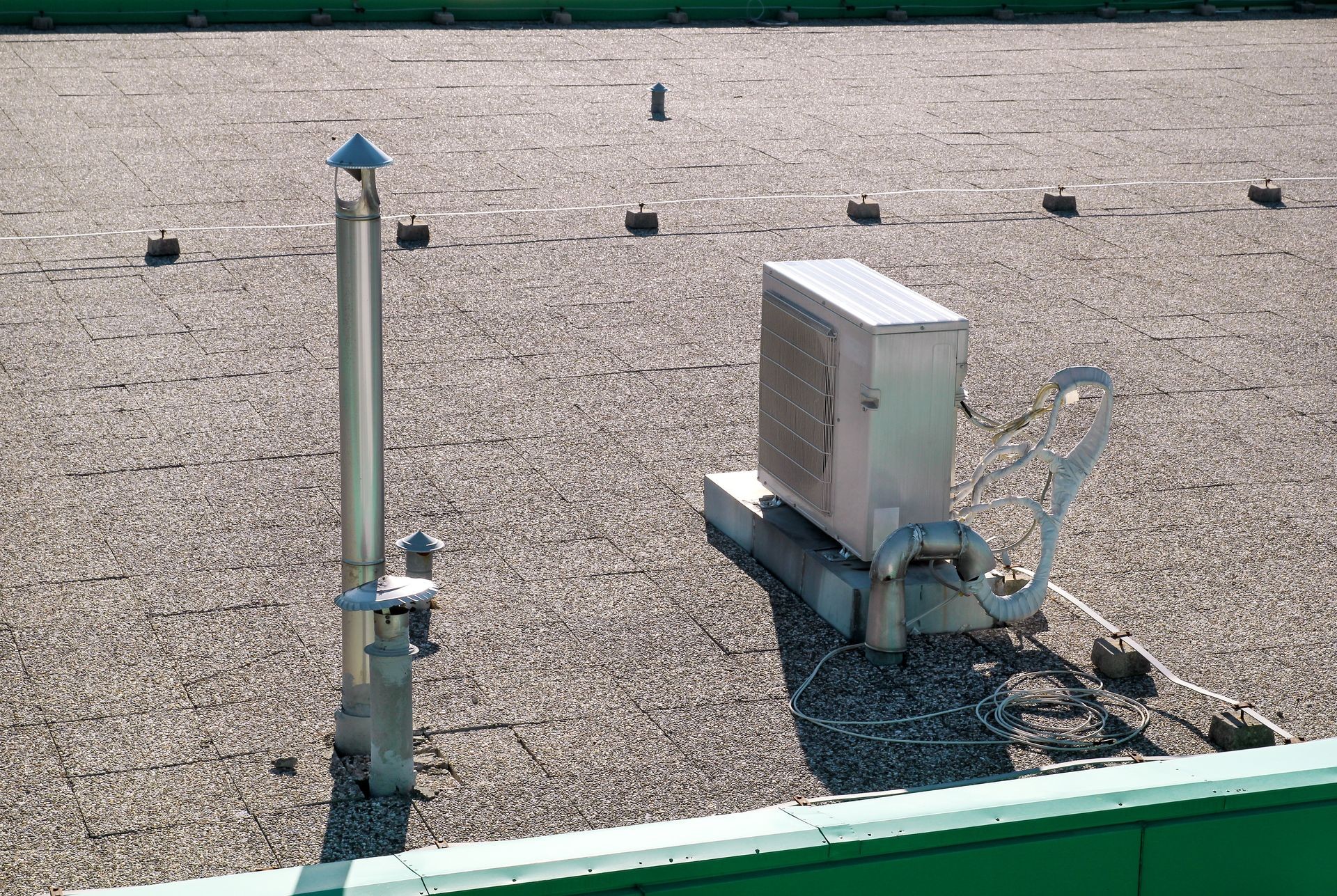 Air conditioning system assembled on top of a building / Air vents on top of commercial building / Air cooled water chillers top of roof / Outdoor climate unit and cooling and heating systems.